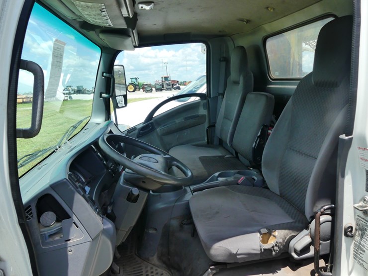 2014-isuzu-npr-image-8