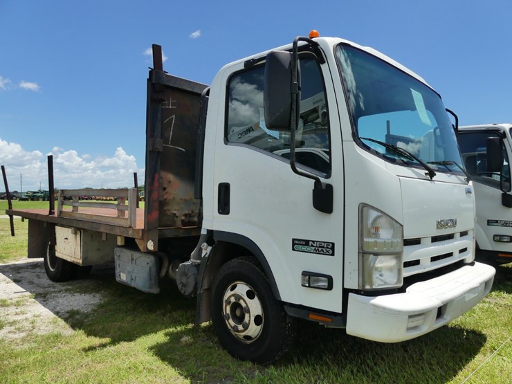 2014-isuzu-npr-image-2