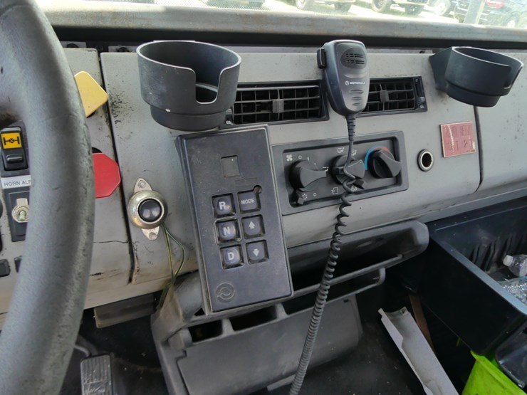 2000-freightliner-fl70-image-16
