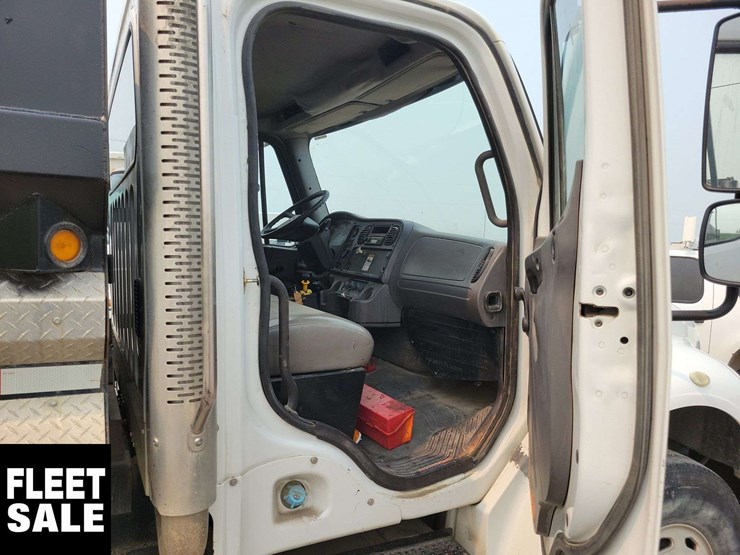2007-freightliner-m2-106-image-26