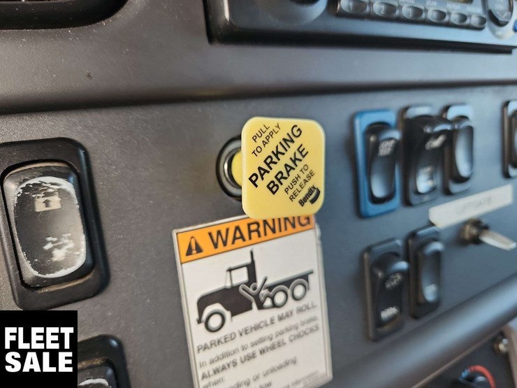 2015-freightliner-m2-106-image-6