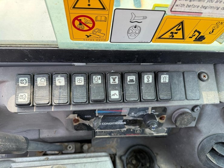 2018-takeuchi-tb260-image-27