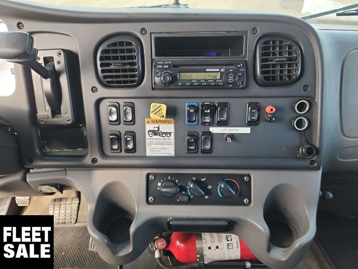 2015-freightliner-m2-106-image-5