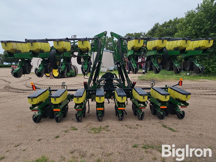 2011-john-deere-maxemerge-xp-3-pt-16r30-stack-fold-planter-image-6