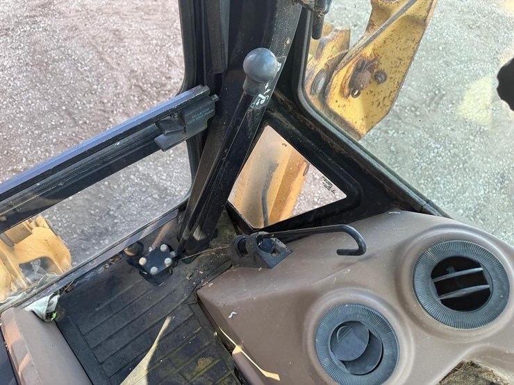 2024-deere-310e-image-29