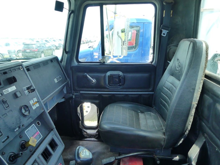 1999-mack-ch613-image-12