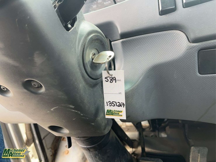 2017-isuzu-npr-image-17