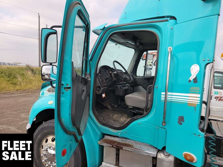 2007-freightliner-m2-106-image-14