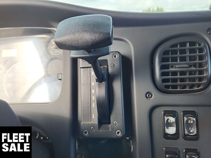 2015-freightliner-m2-106-image-7