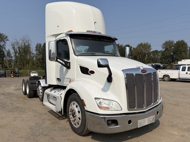 2020-peterbilt-579-image-2