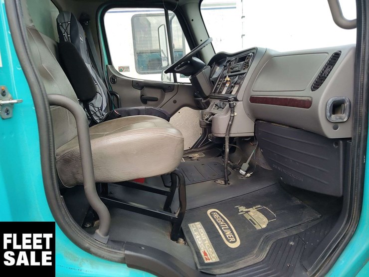 2012-freightliner-m2-106-image-18