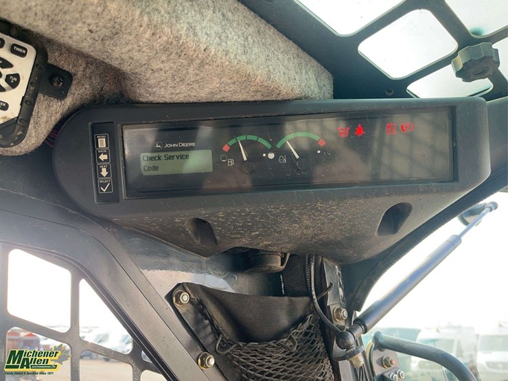2011-deere-318d-image-15