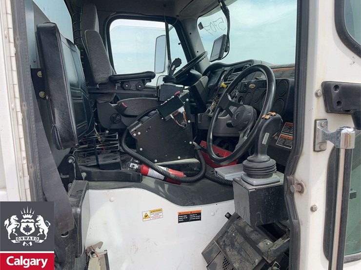 2016-freightliner-m2-106-image-20