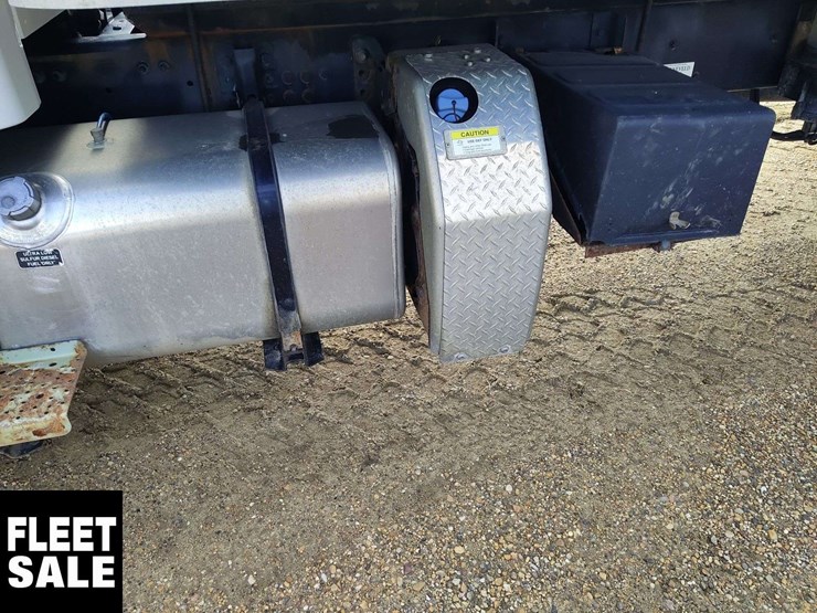 2017-freightliner-m2-106-image-26