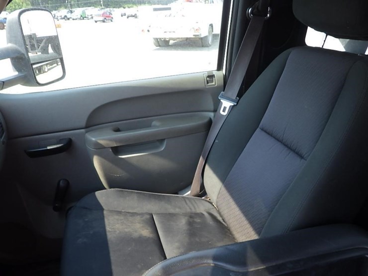 2013-chevrolet-2500-image-28