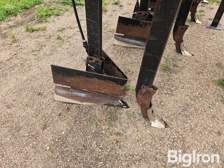 moore-built/hawkins-937-16r30-ditcher/hiller-w/liquid-fertilizer-image-18