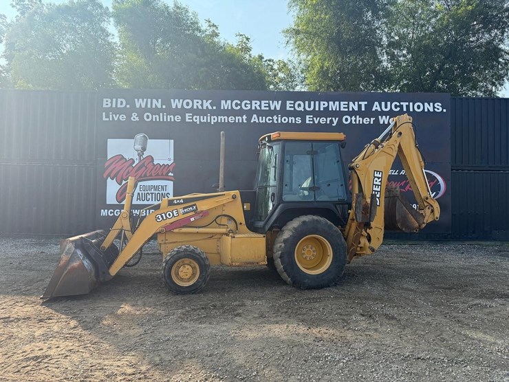 2024-deere-310e-image-1