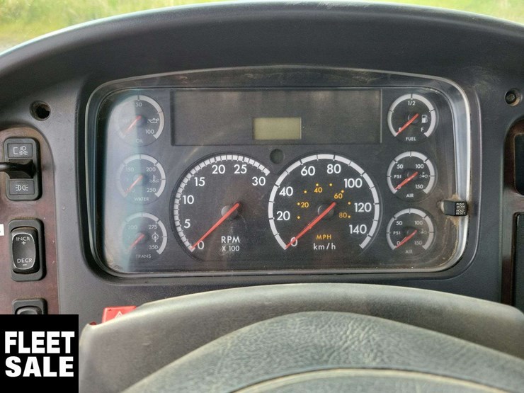 2007-freightliner-m2-106-image-18