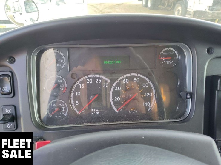 2017-freightliner-m2-106-image-2