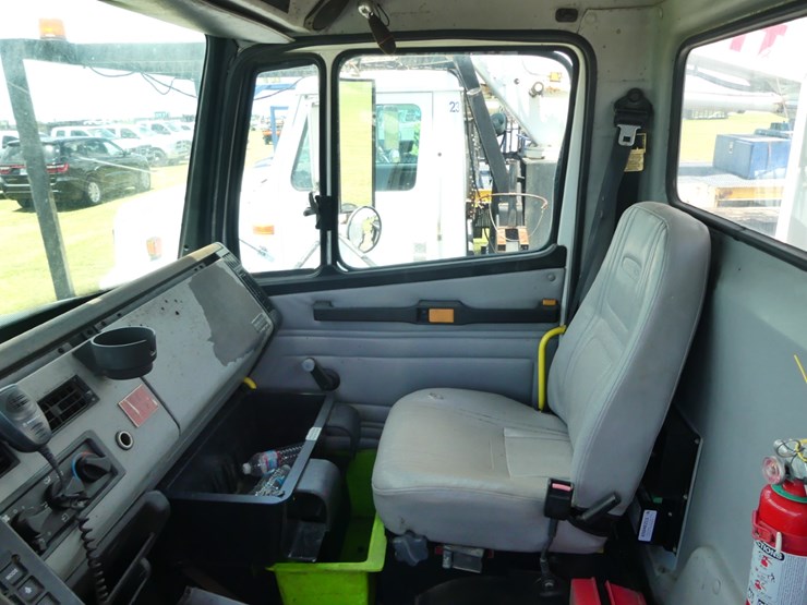 2000-freightliner-fl70-image-14