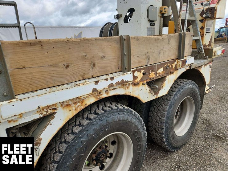 2013-freightliner-m2-106-image-38