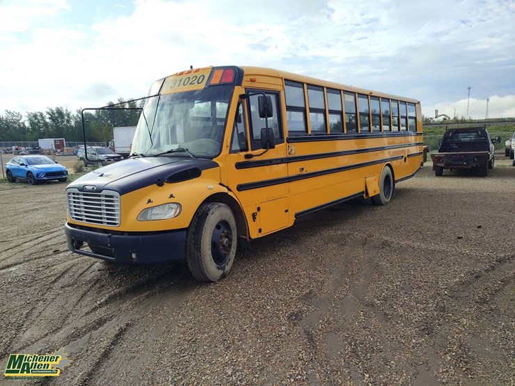 2013-freightliner-b2-image-1