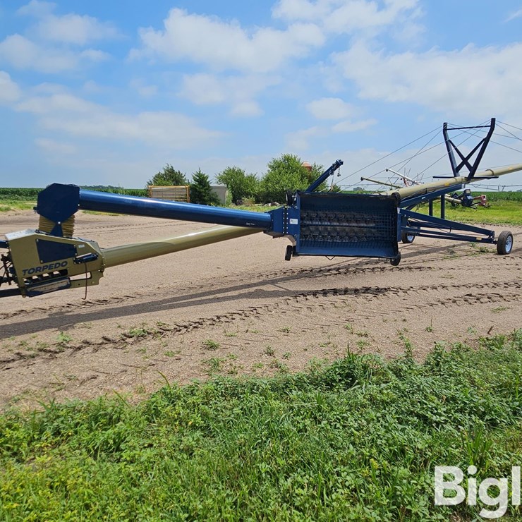 2022 Harvest International H1084XT Torpedo Auger W/Swing Hopper