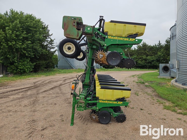 2011-john-deere-maxemerge-xp-3-pt-16r30-stack-fold-planter-image-8