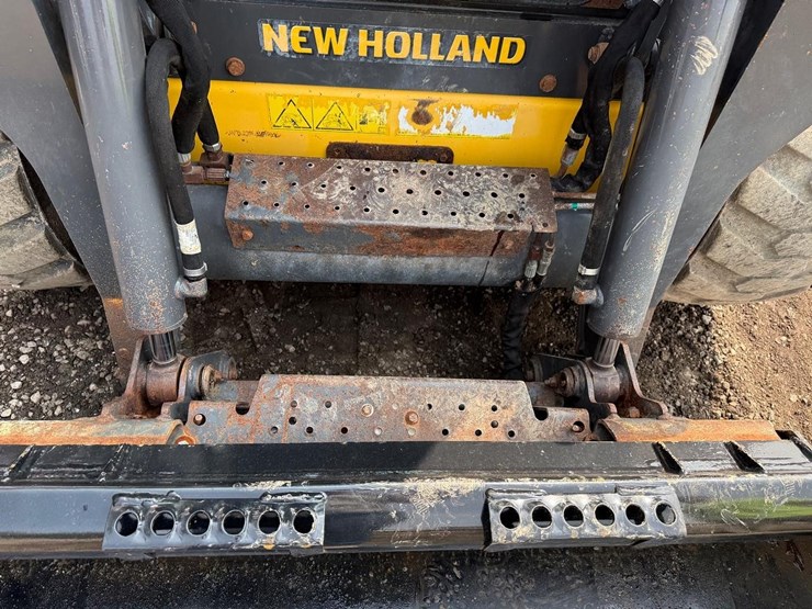new-holland-l220-image-10