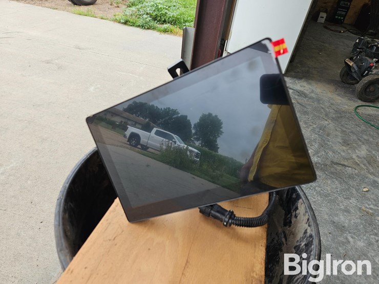 2023-john-deere-g5-plus-universal-display-image-1