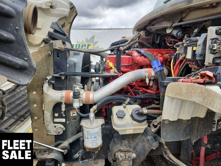 2013-freightliner-m2-106-image-28