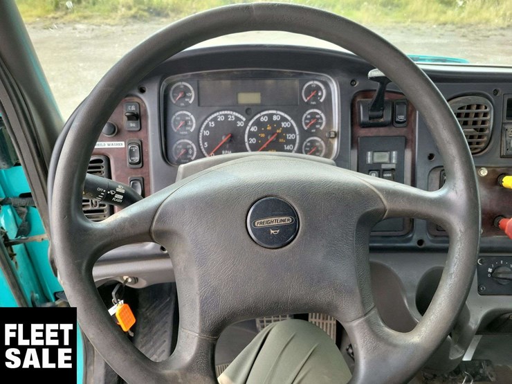 2007-freightliner-m2-106-image-17