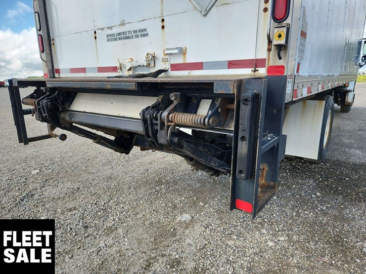 2015-freightliner-m2-106-image-42