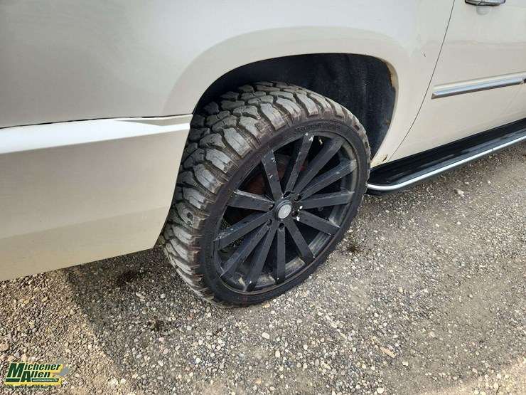 cadillac-escalade-esv-image-29