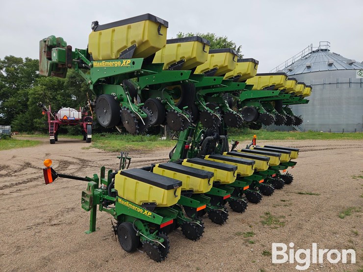 2011-john-deere-maxemerge-xp-3-pt-16r30-stack-fold-planter-image-7