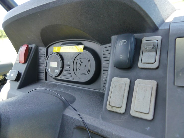 2018-john-deere-560e-image-11