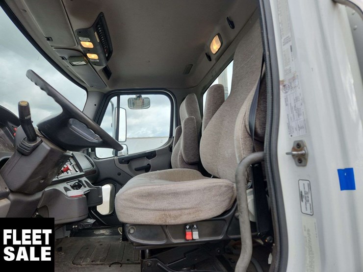 2013-freightliner-m2-106-image-16