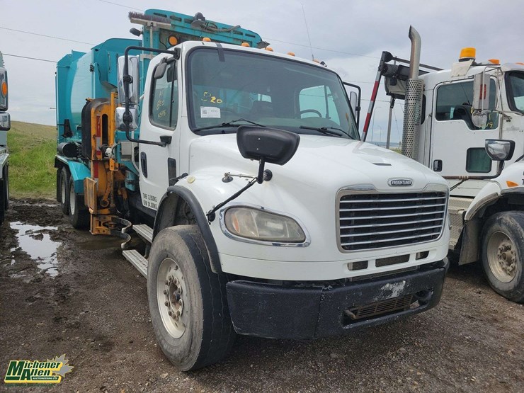 2015-freightliner-m2-106-image-27