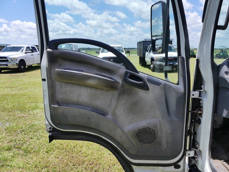 2014-isuzu-npr-image-16