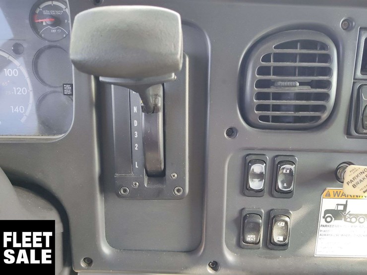 2017-freightliner-m2-106-image-4