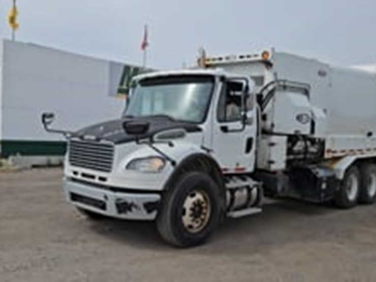 2016-freightliner-m2-106-image-5