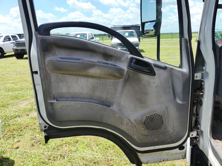 2014-isuzu-npr-image-16