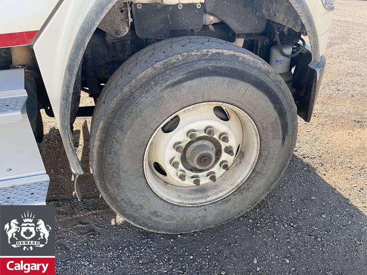 2015-freightliner-m2-106-image-13