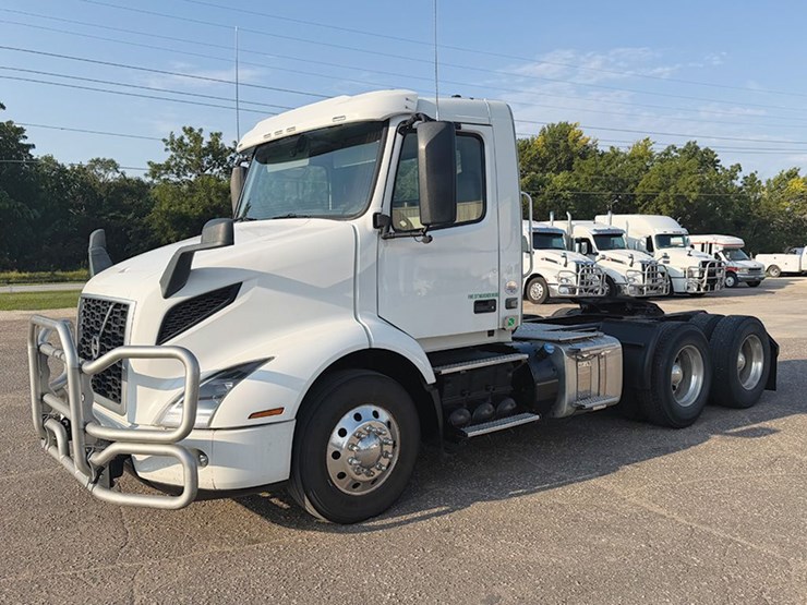 2020-volvo-vnr300-image-1