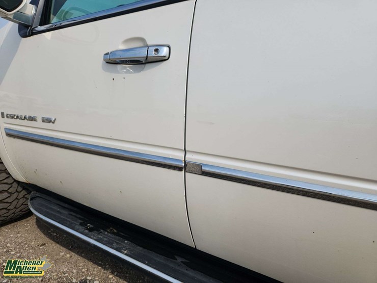 cadillac-escalade-esv-image-53