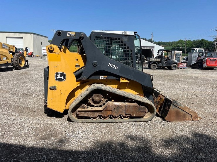 2019-deere-317g-image-7