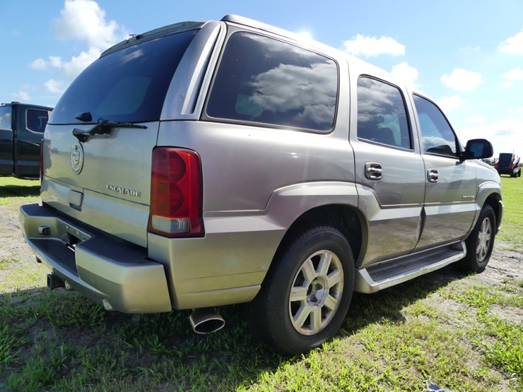 2002-cadillac-escalade-image-3
