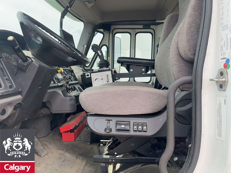 2016-freightliner-m2-106-image-14