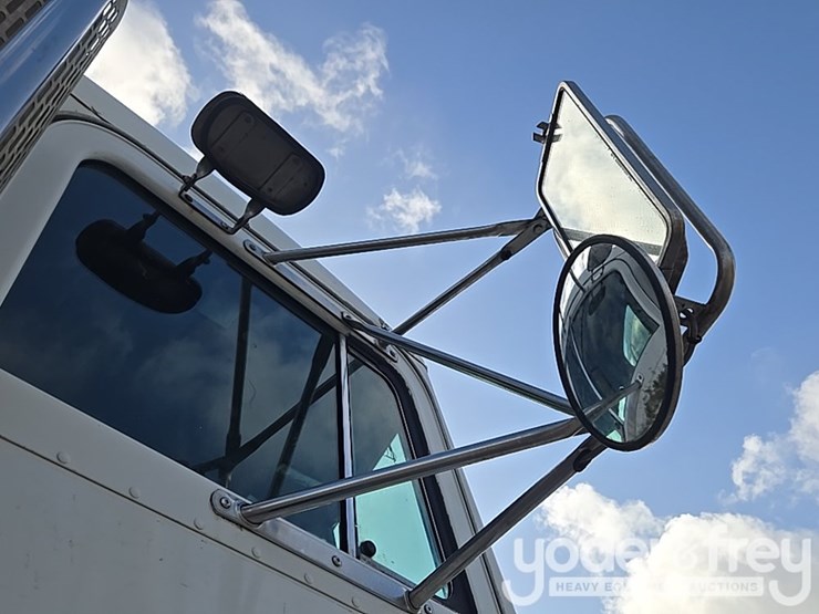1999-peterbilt-357-image-61
