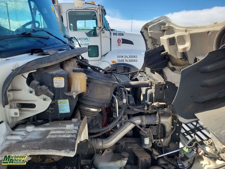 2015-freightliner-m2-106-image-22